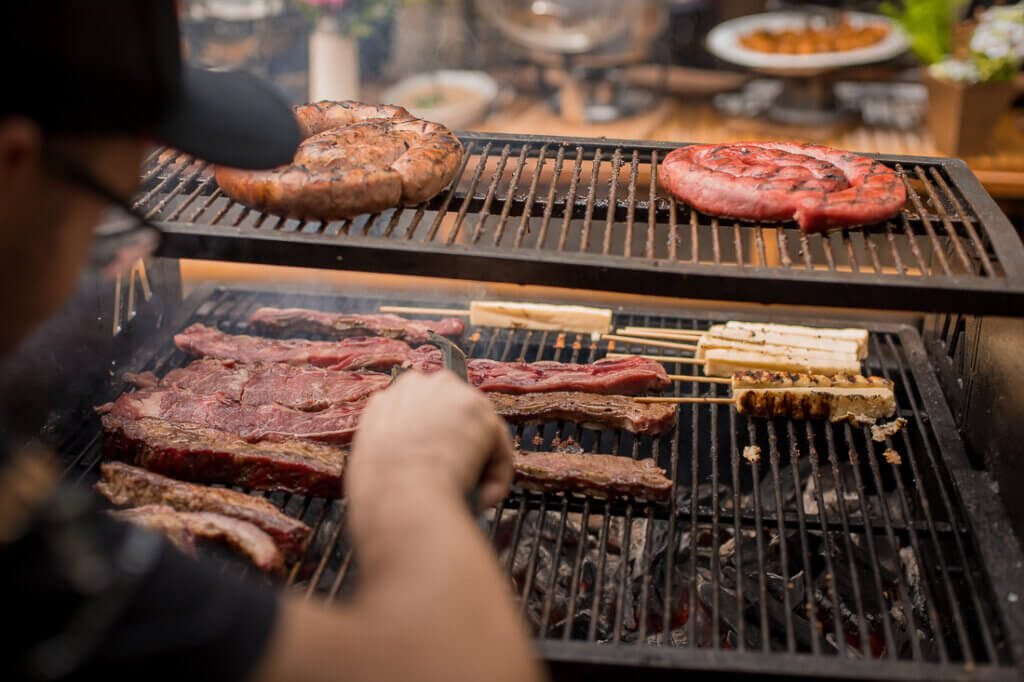 Churrasqueiro com churrasqueira parrilla - serviço de churrasqueiro