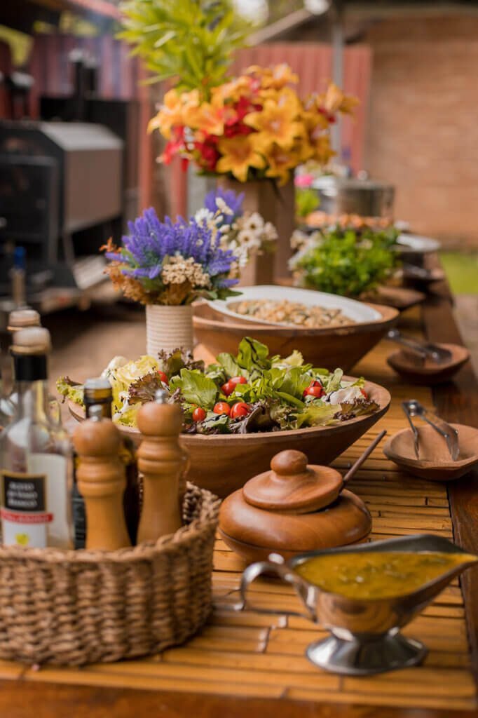 Mesa com saladas no buffet de casamento