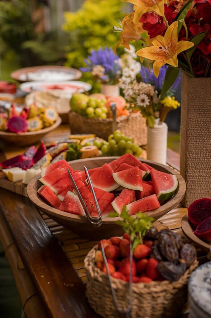 mesa de frutas para casamento, decoração rústica, frutas exóticas