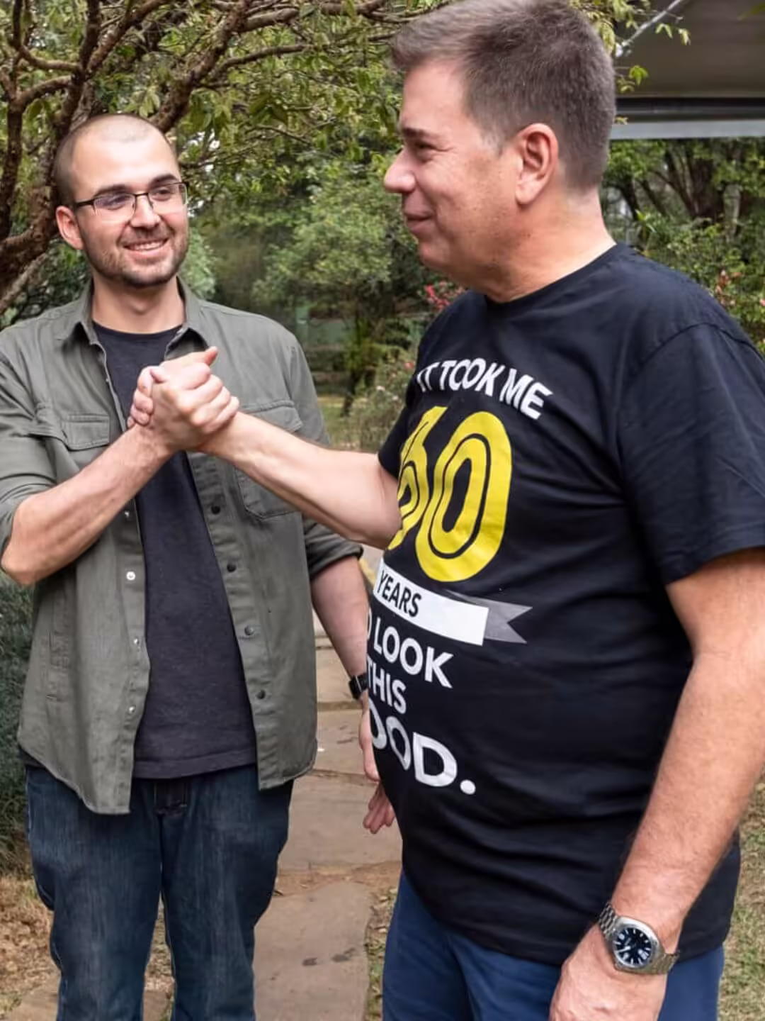 Aperto de mão em celebração de 60 anos