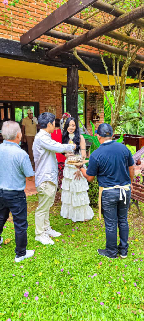 Casal de noivos no buffet dom barbato sendo servidos