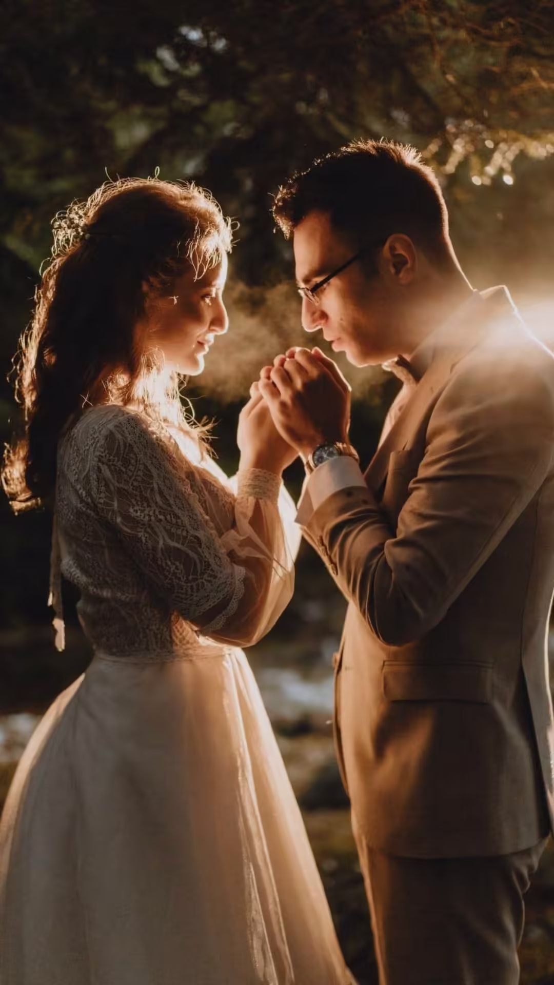 Casal de noivos juntos posando para foto