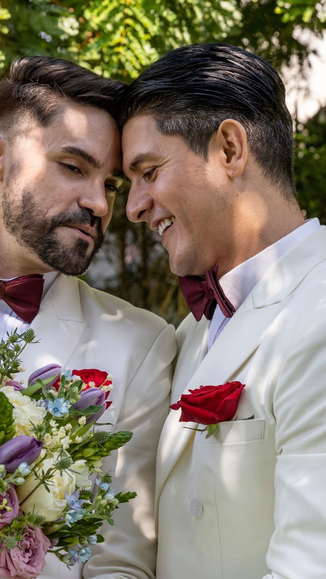 casal de homens- recem casados posando para foto