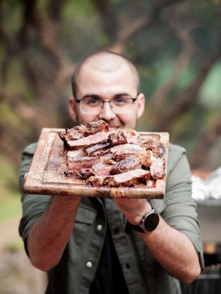 chef churrasqueiro dom barbato com tábua de churrasco