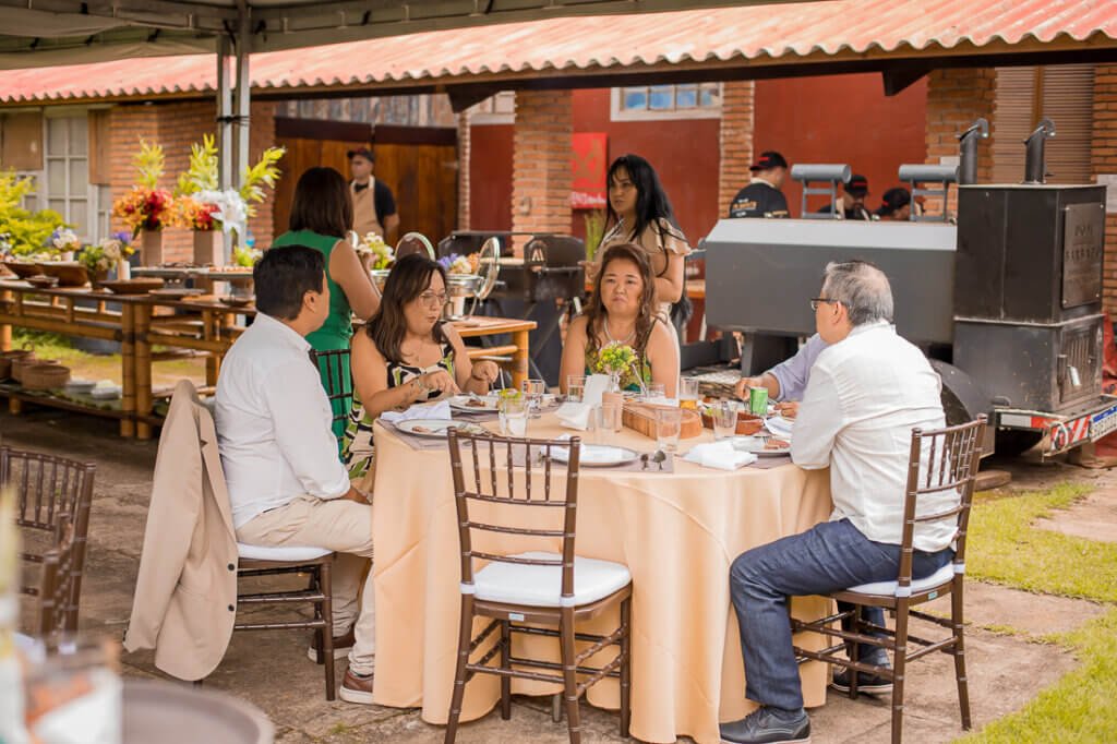 convidados se servindo do buffet de churrasco - casamento