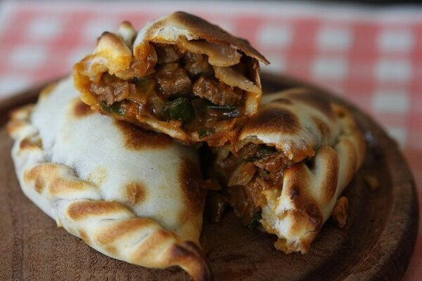 Foto de empanadas na mesa de churrasco