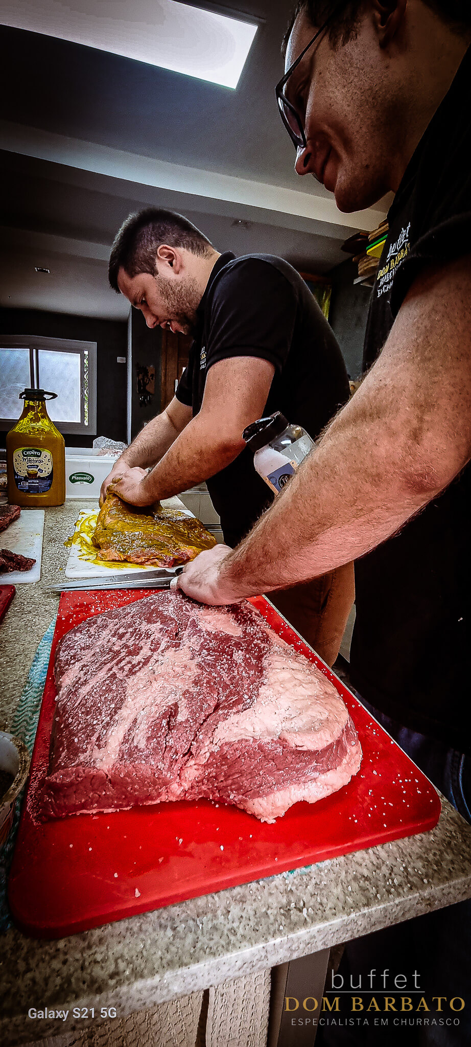 Preparação de peitos e costela para american bbq