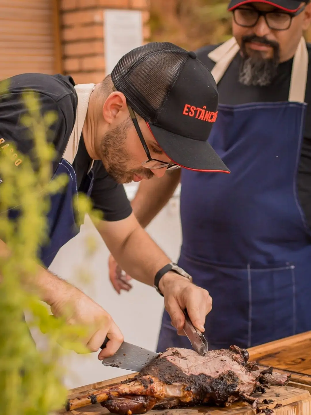 Chef Dom Barbato - preparando churrasco de casamento