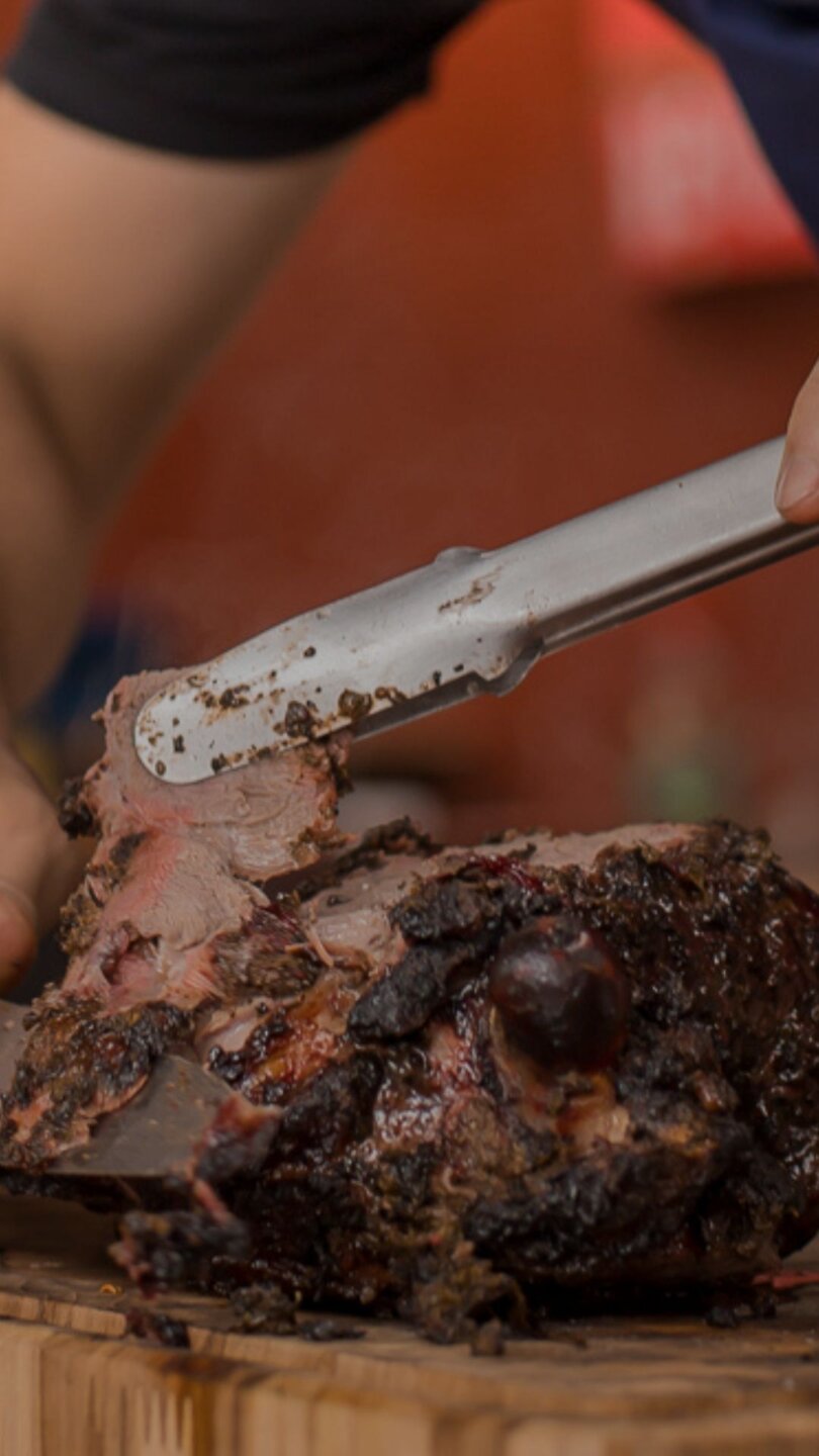 chef dom barbato cortando paleta de cordeiro