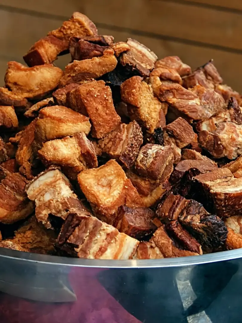 serviço de feijoada - torresmo frito