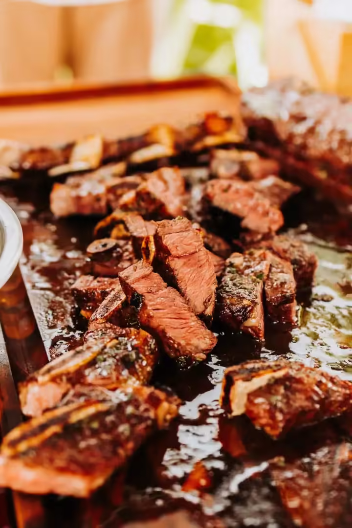 Assado de tiras e cortes de carne Angus premium em tabuleiro de madeira com sal grosso