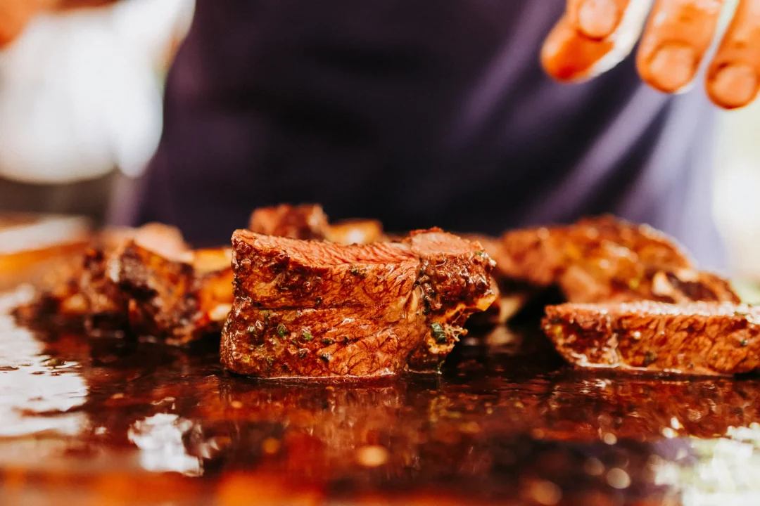 carnes para churrasco - grelha - churrassqueiro preparando churrasco e servindo - Dom Barbato (11)