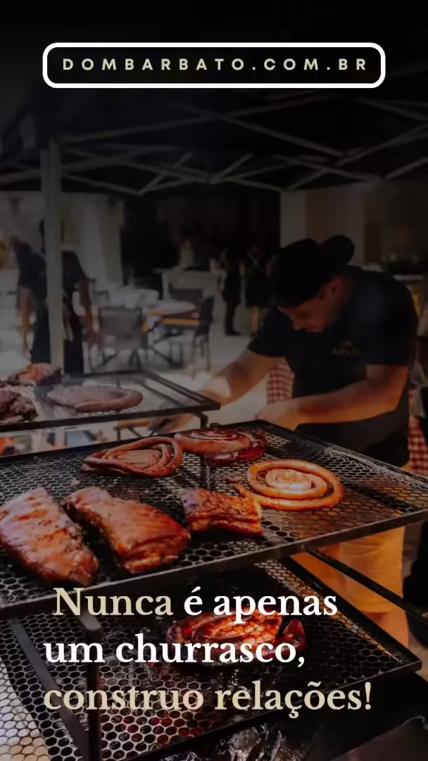 Chefe preparando carnes grelhadas em churrasqueira durante evento noturno de catering