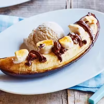 Banana Recheada Com Chocolate E Sorvete