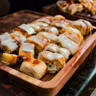 PÃO DE ALHO COM QUEIJO DERRETIDO