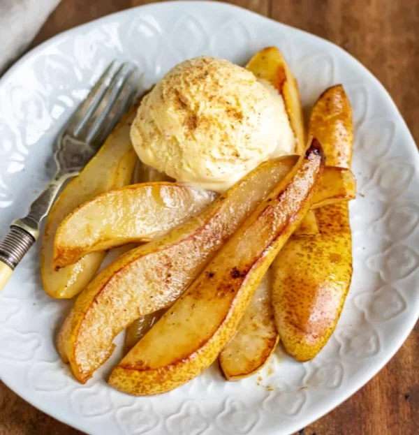 Grill Pears With Icre Cream And Yellow Fruit Syrup - Imagem 2