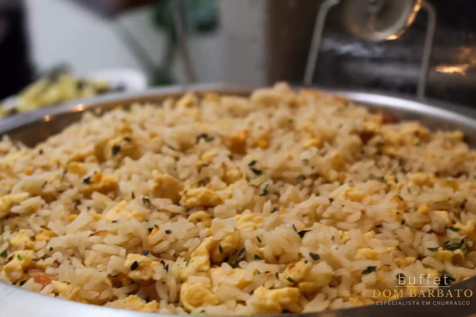 Arroz biro biro em rechaud de inox com temperos, apresentação de buffet premium