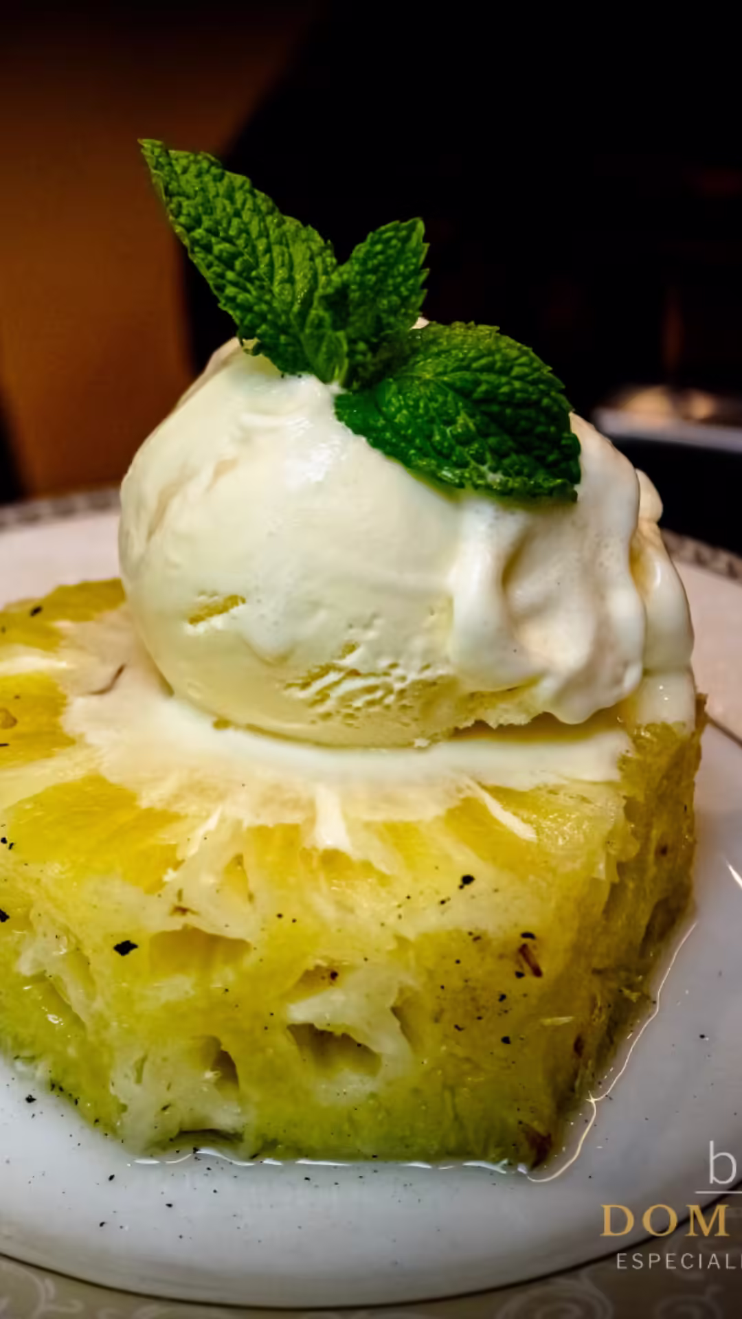 Sobremesa de torta gelada amarela coberta com sorvete de creme e folhas de hortelã