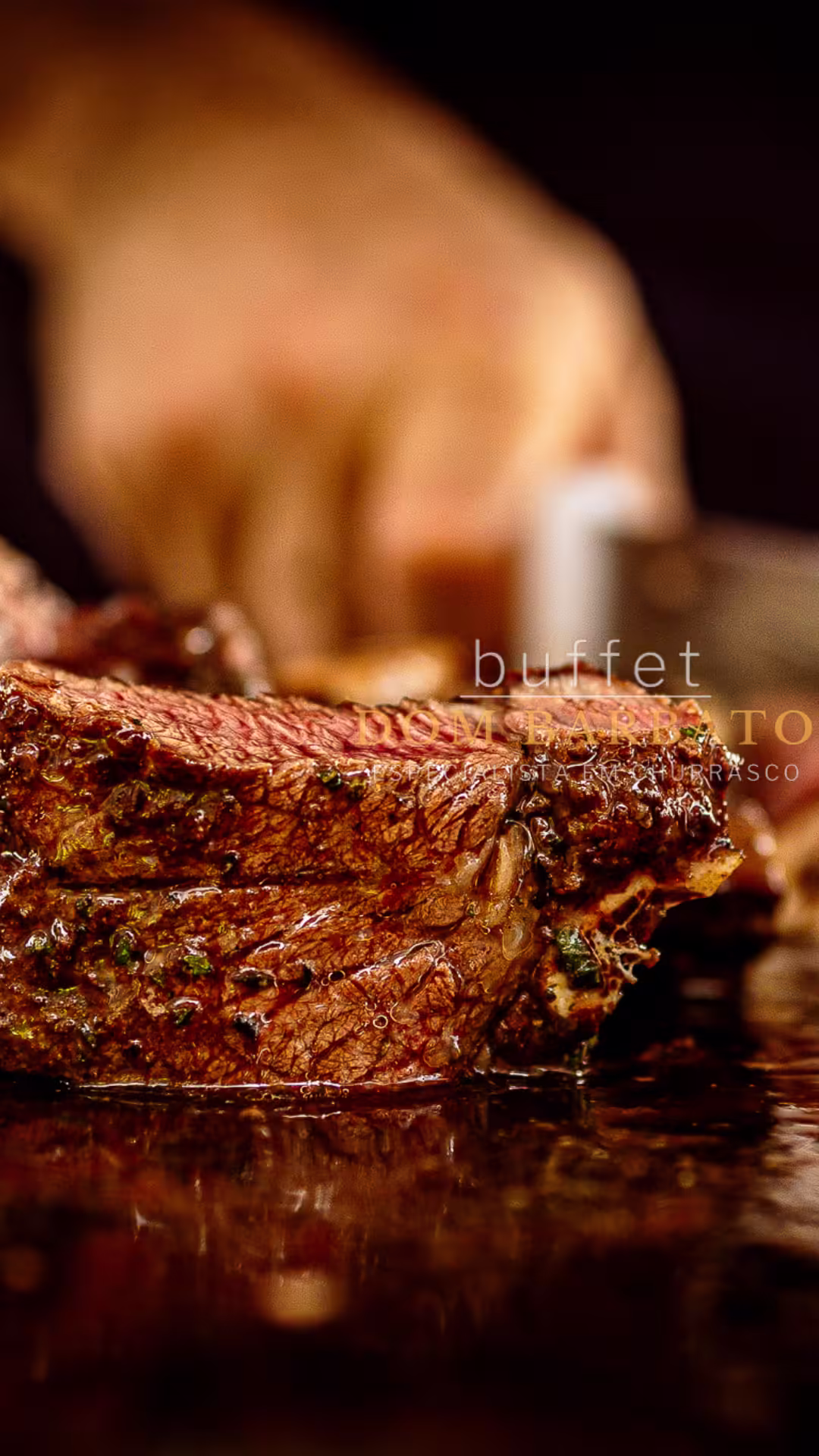 Fatias grossas de picanha grelhada com crosta dourada sobre superfície refletiva escura
