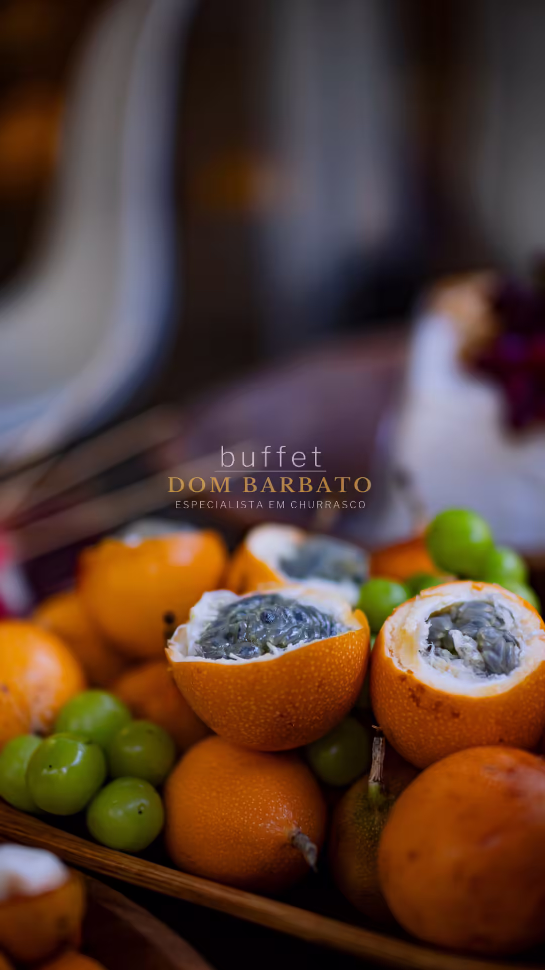 Laranjas recheadas com creme escuro e frutas verdes dispostas em cesta de palha