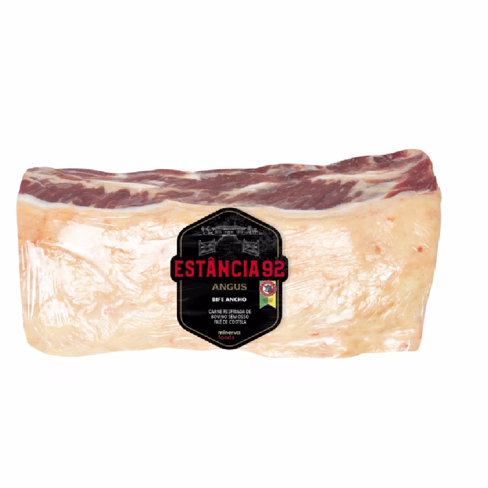 Embalagem de Bife Chorizo Premium Estância 92 Angus com rótulo preto sobre carne vermelha com gordura entremeada