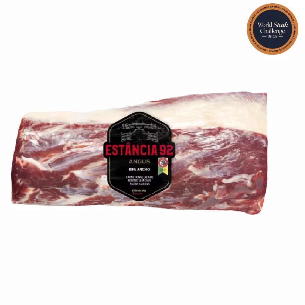 Corte de carne Angus Estância 92 com etiqueta preta, exibindo marmoreio e gordura entremeada, fundo branco
