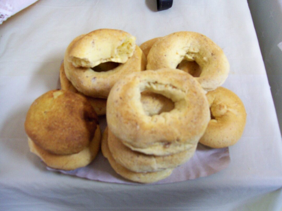 Chipa paraguaia: paezinhos de queijo em formato de anel, dourados