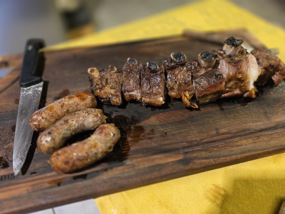 Asado de costela e chorizo na parrilla
