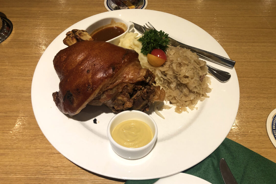 Joelho de porco assado (Schweinshaxe) com pele crocante