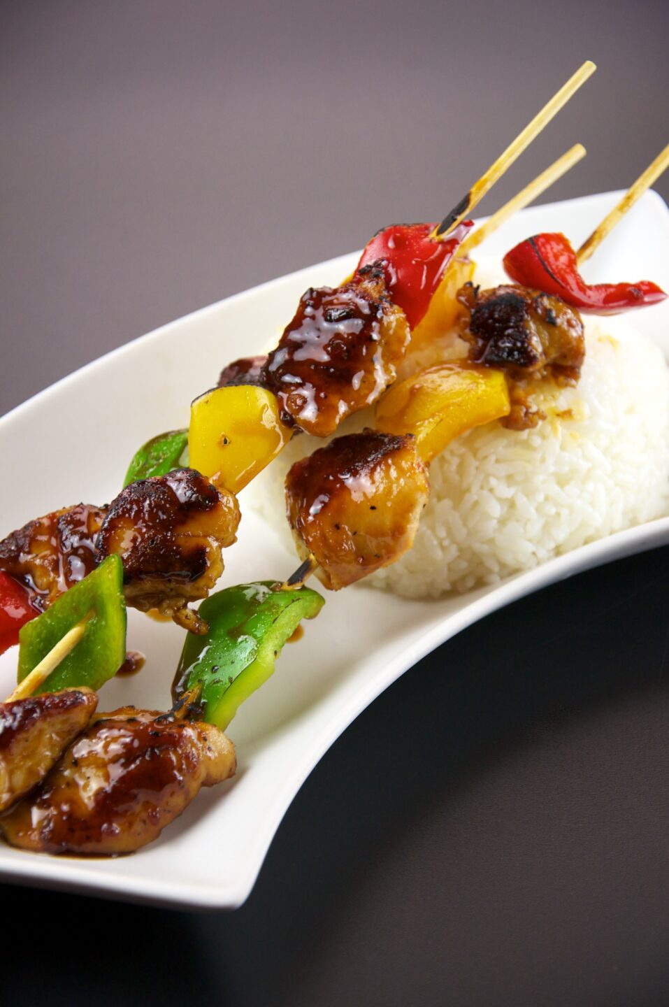 Espetinhos de frango yakitori grelhados e glaceados, em um prato