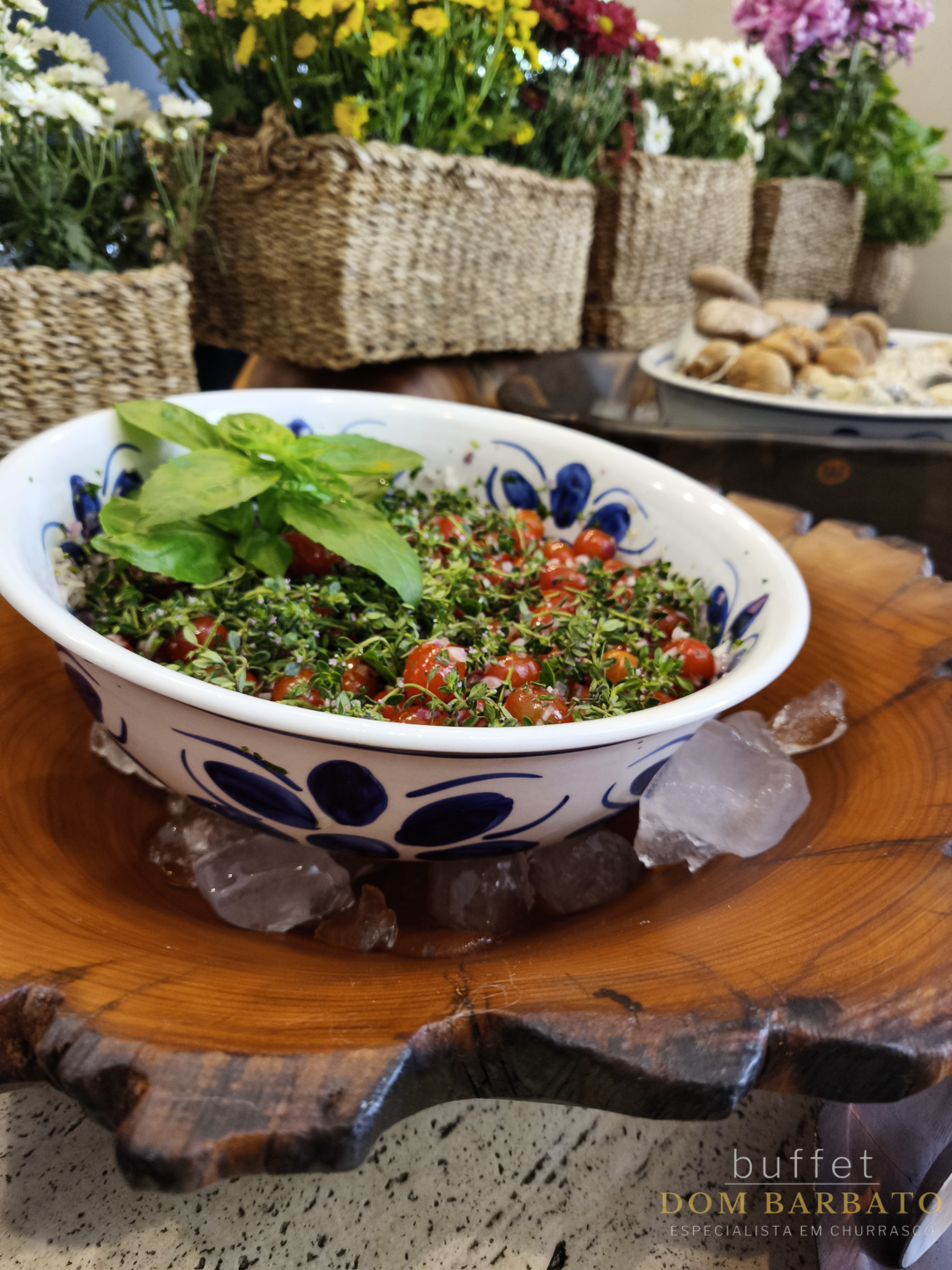Salada de tomate cereja com ervas frescas em tigela de cerâmica branca e azul, sobre tábua de madeira
