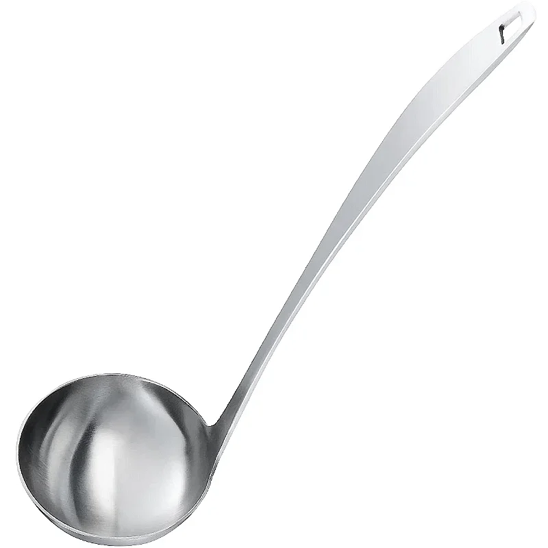 Concha de metal inoxidável com cabo longo e furo na ponta, fundo branco