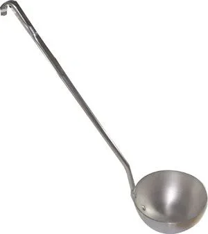 Concha de metal com cabo longo e cabeça curva, fundo branco