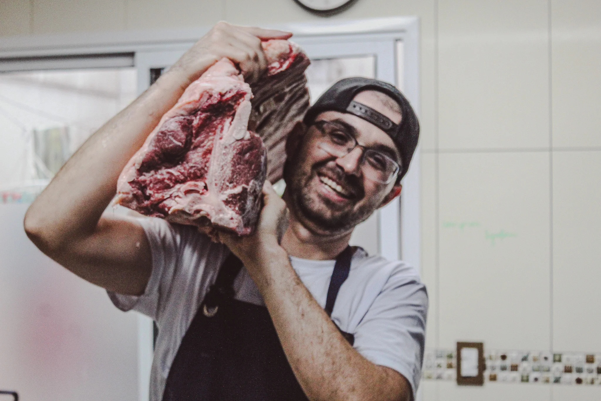 Chef Dom do Buffet Dom Barbato segurando um grande corte de carne bovina crua