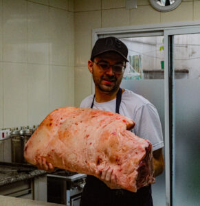 Chef Dom - segurando lombo bovino para dry aged bovina crua em cozinha