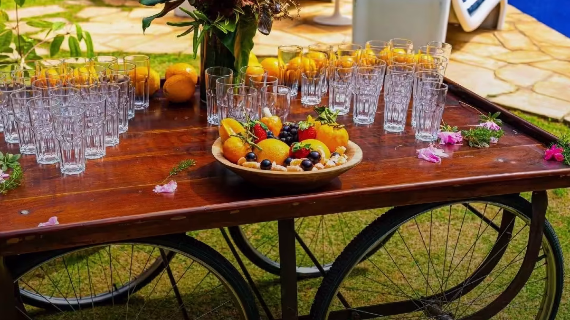 Mesa elegante para sucos e frutas - Churrasco no jardim