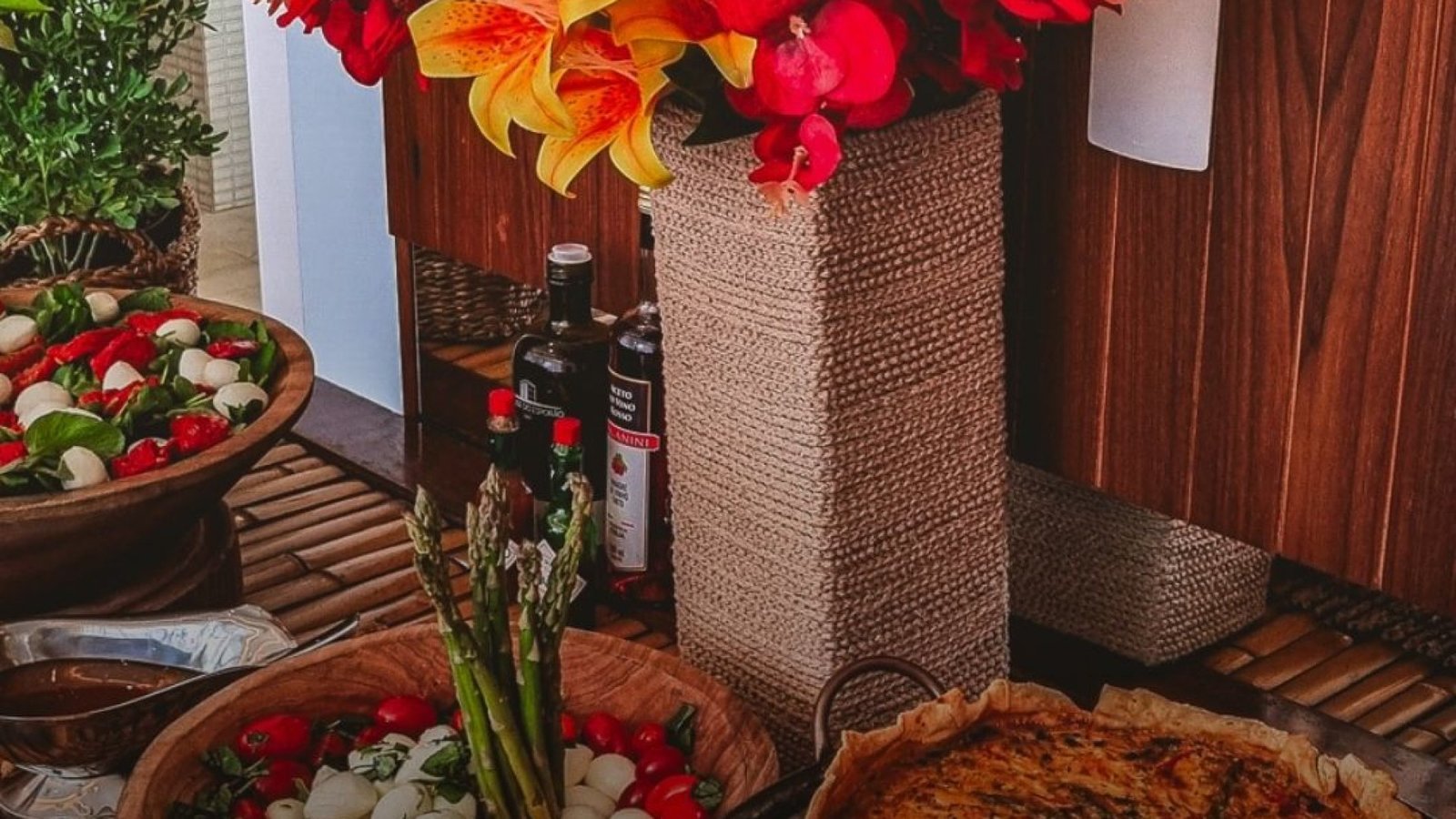 Foto da mesa do buffet com acompanhamentos para Churrasco