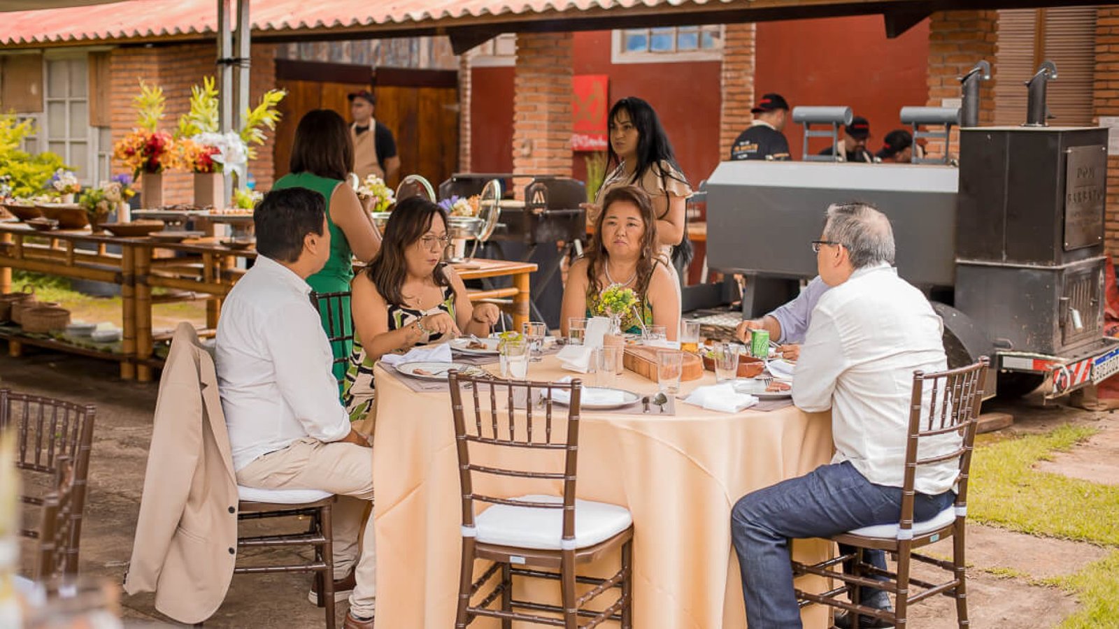 convidados se servindo do buffet de churrasco - casamento